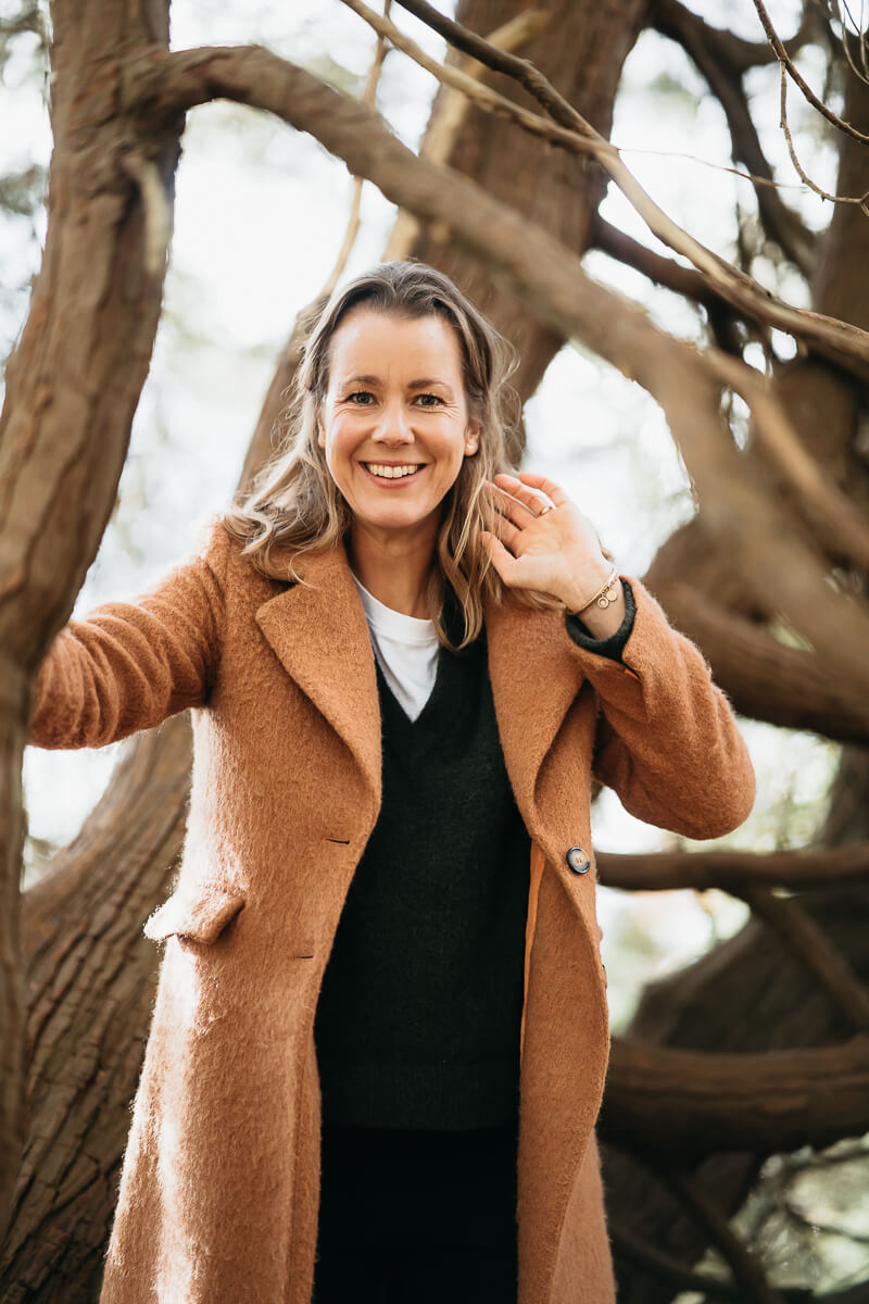Coach Nanet lachend bruine jas herfstbos